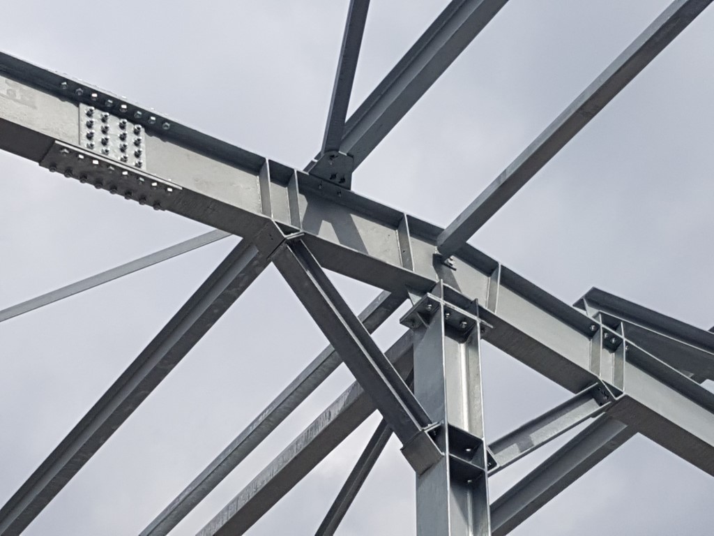Estructura metálica de acero en construcción industrial